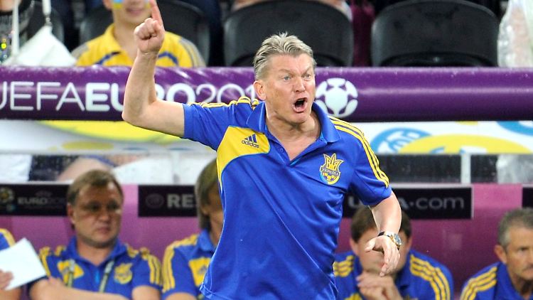 Ukraines Trainer Oleg Blochin ist mit dem Spiel seines Teams nicht einverstanden.