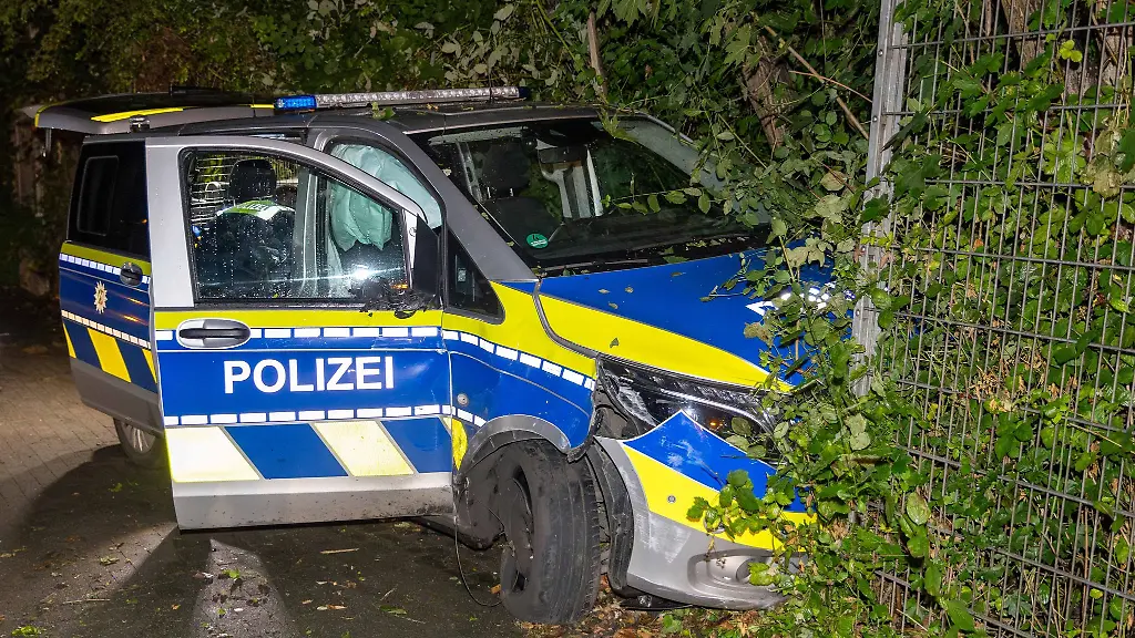Bei-der-Verfolgungsjagd-von-Bottrop-nach-Muelheim-an-der-Ruhr-wurde-dieses-Polizeiauto-beschaedigt