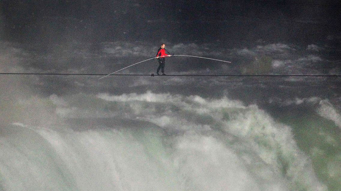 2012-06-16T032755Z_01_FJT07_RTRMDNP_3_USA-NIAGARA-HIGHWIRE.JPG6427699562120625995.jpg