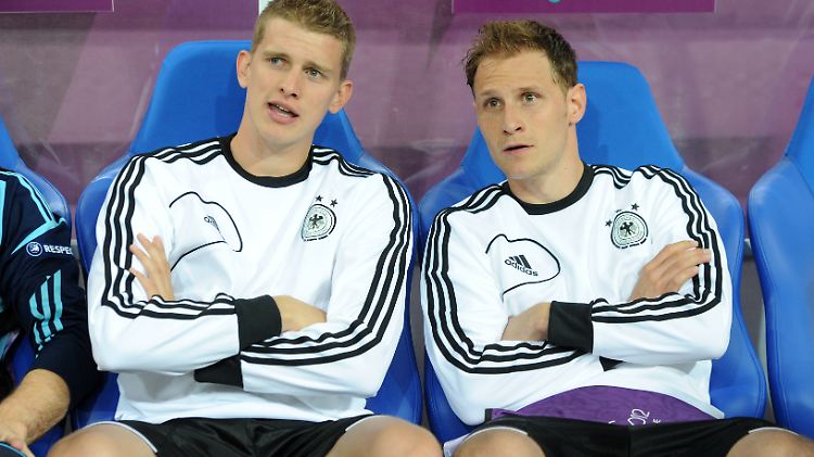 Benedikt Höwedes oder Lars Bender, das waren die Boateng-Alternativen für Bundestrainer Joachim Löw. Er setzt auf rechts Bender, auch wenn der hier links sitzt.