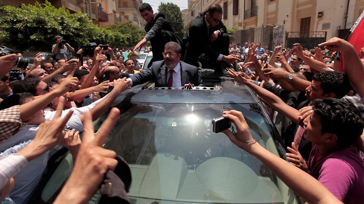 Morsi auf dem Weg zum Wahlbüro.