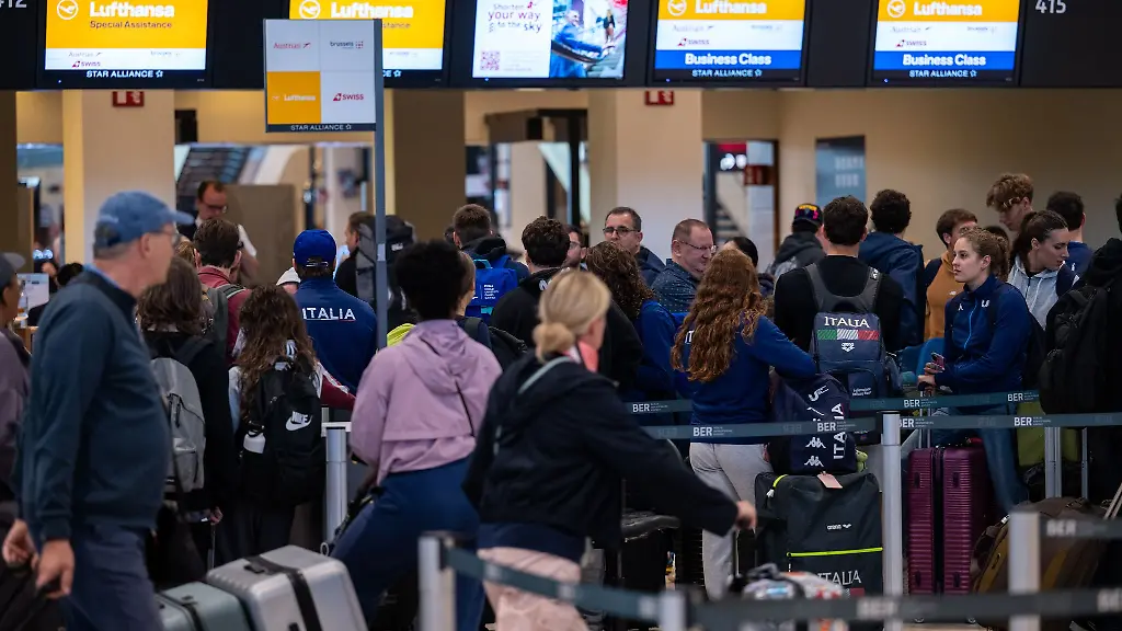 In-Berlin-und-Brandenburg-haben-die-Sommerferien-begonnen-entsprechend-voll-wird-es-heute-und-in-den-naechsten-Tagen-am-Flughafen-BER