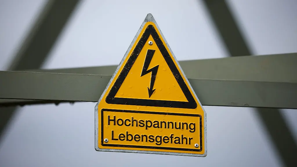 Techniker-arbeiten-sukzessive-die-Strassen-des-Innenstadtbereichs-in-Schleswig-ab-um-den-Strom-wiederherzustellen