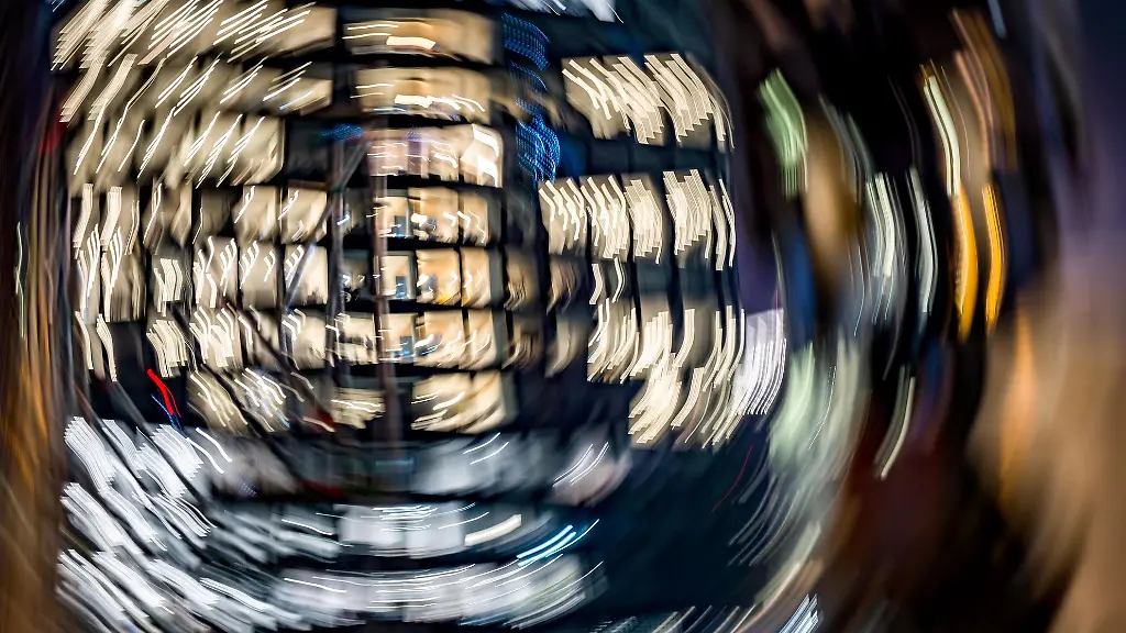 In-der-Finanz-und-Versicherungsbranche-wird-am-haeufigsten-laenegr-gearbeitet-als-vereinbart