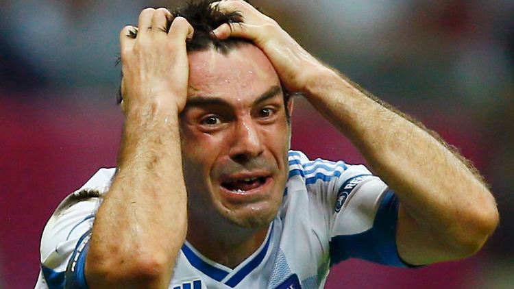 Der griechische Kapitän Giorgos Karagounis kann es nicht fassen - sein Team steht im Viertelfinale, doch er darf nicht mitspielen.