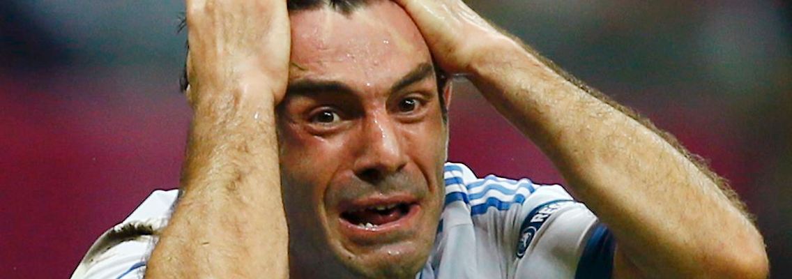 Der griechische Kapitän Giorgos Karagounis kann es nicht fassen - sein Team steht im Viertelfinale, doch er darf nicht mitspielen.