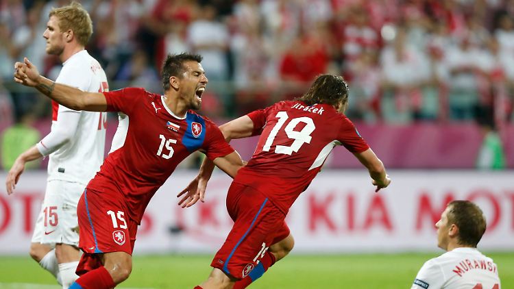 Petr Jiracek dreht nach seinem Treffer jubelnd ab (2.v.r.), die Polen sind bedient.