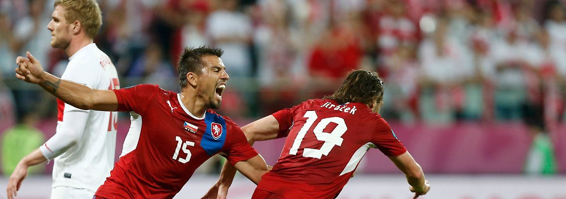 Petr Jiracek dreht nach seinem Treffer jubelnd ab (2.v.r.), die Polen sind bedient.
