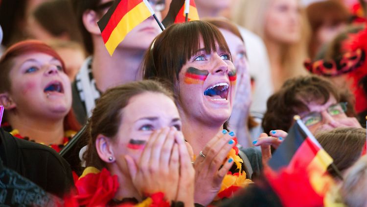 Am Sonntag finden die letzten Gruppenspiele zeitgleich statt. Deutschland spielt gegen Dänemark, Portugal gegen die Niederlande.