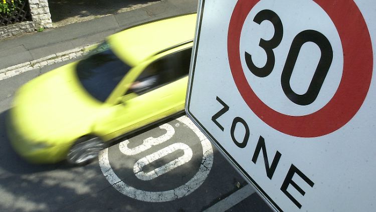 Geht es nach Rot-Grün, soll in Städten künftig Tempo 30 gelten.