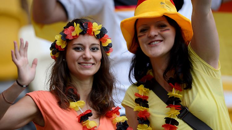 Tausende deutsche Fans begleiten die Nationalmannschaft durch die Ukraine.