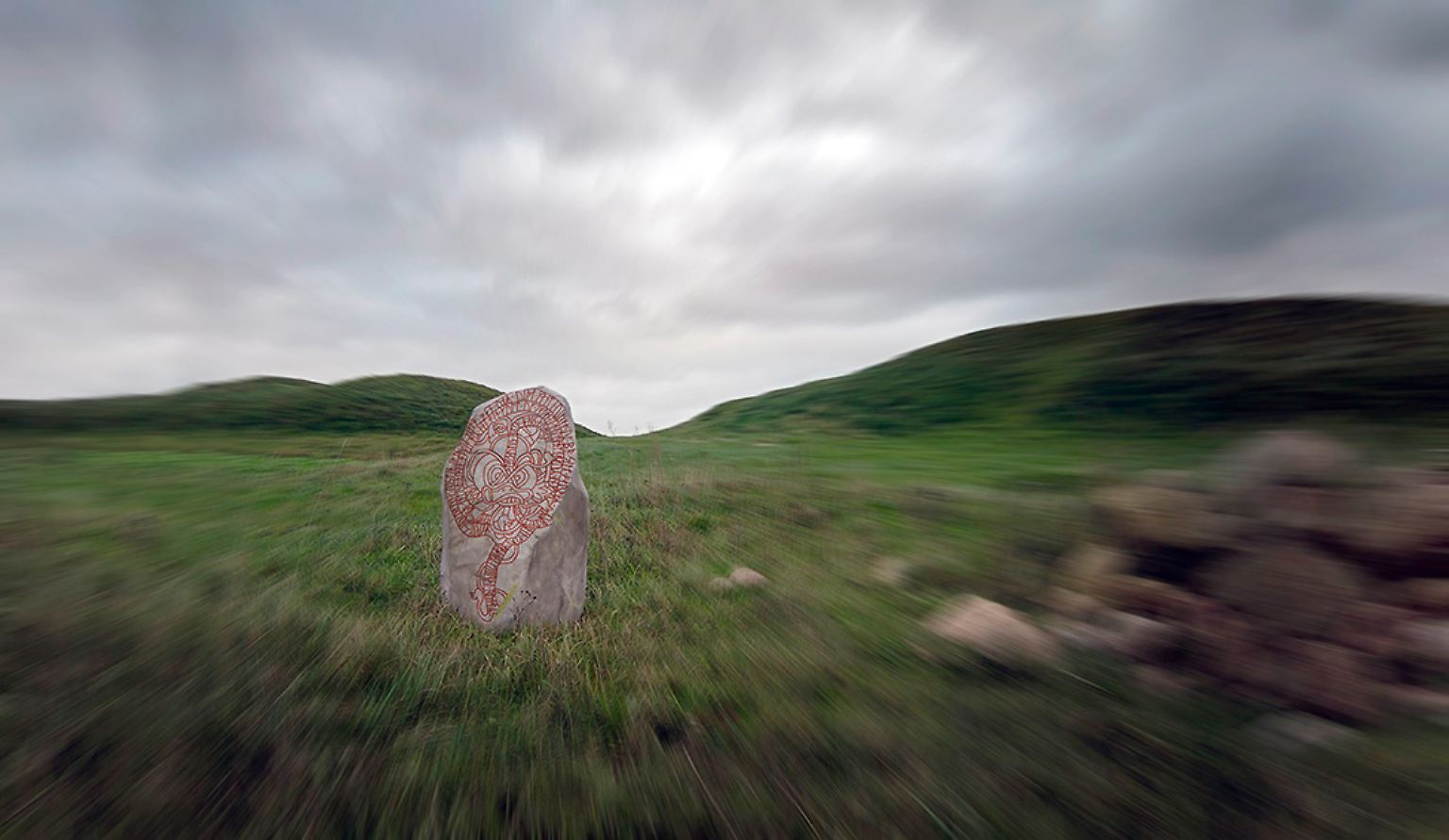 Historie in Stein gemeißelt. Es sind die Mächtigen, die diese Geschichte schreiben – eine zutiefst menschliche Geschichte. Doch was ist mit den vergessenen, den verdrängten Gattungen, die die Erde einst bevölkerten und beherrschten?