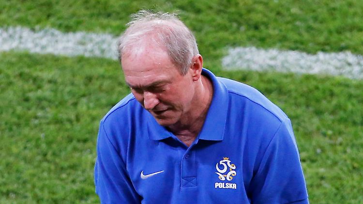 Polens Trainer Smuda kann das EM-Aus des Gastgeberlandes nicht fassen.