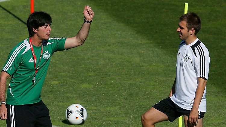 Bundestrainer Joachim Löw appelliert an seine Spieler: Passt mir auf die Dänen auf!