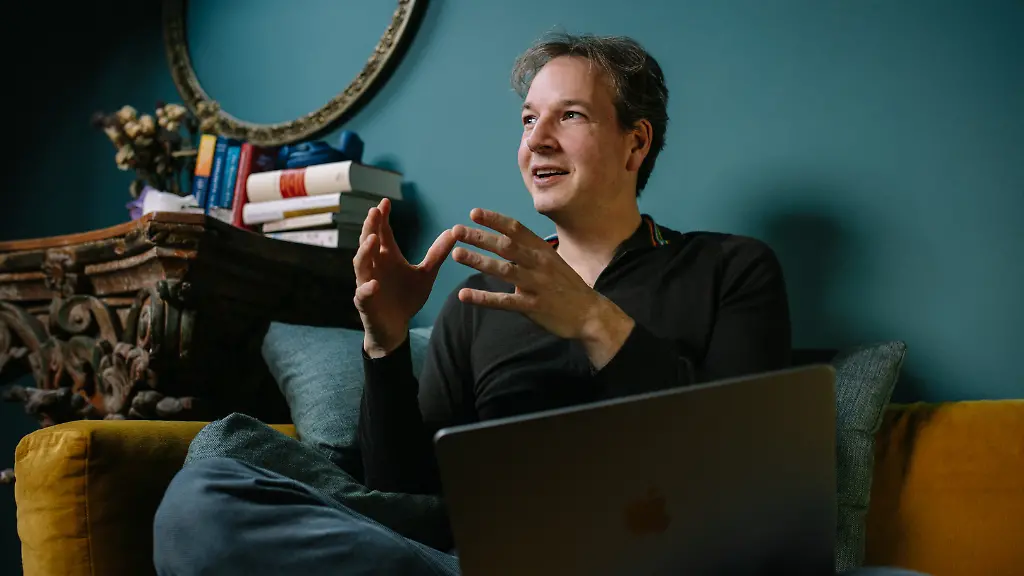 gestikulierend-VSP-2025-6916-by-viktor-strasse