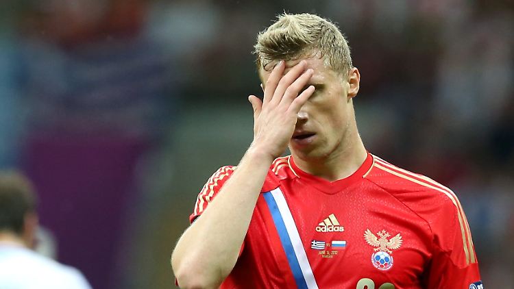 Au weia! Russlands Stürmer Pawel Pogrebnjak ist bedient.