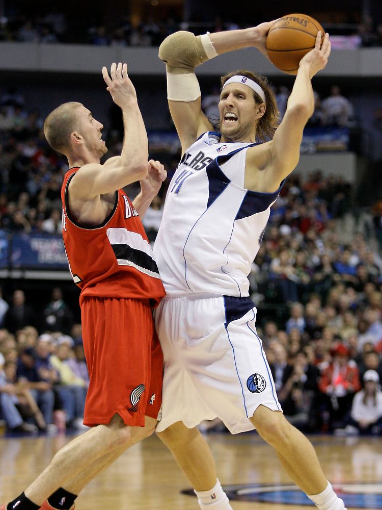 Mit Bandage, ohne Erfolg: Dirk Nowitzki.
