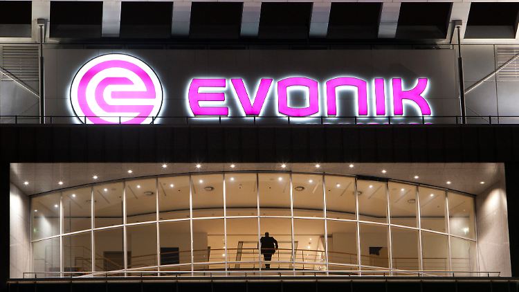 Nach Angaben von Insider beim Mehrheitseigner RAG-Stiftung will der Chemieriese Evonik am Montag seinen Börsengang abblasen.