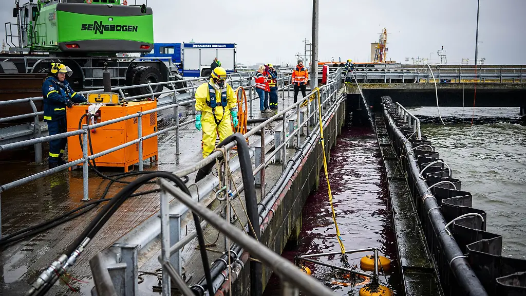 Die-Einsatzkraefte-kaempfen-weiter-gegen-ausgelaufenes-Oel