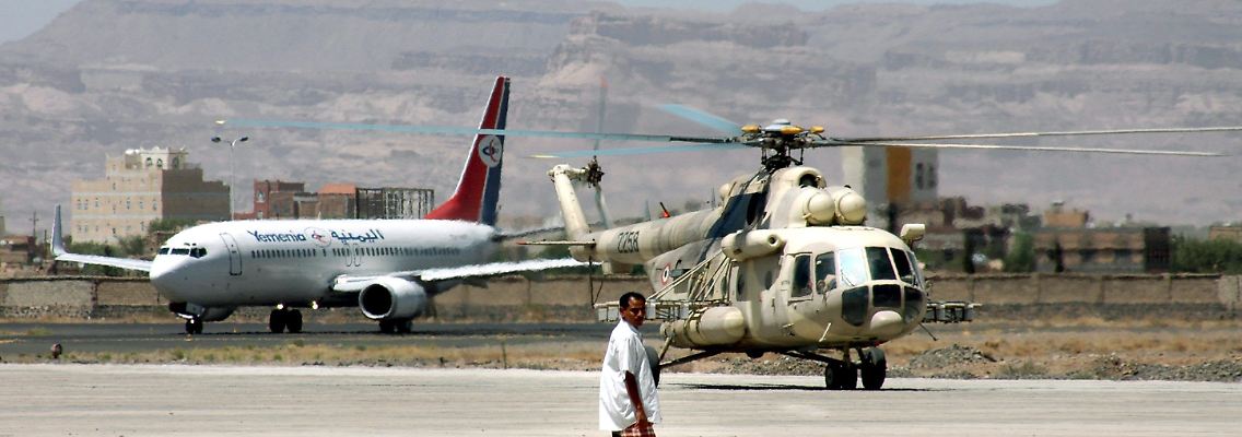 Das Foto aus dem Juni zeigt den Helikopter der jemenitischen Armee, der die Leichen von drei Entführten zum Flughafen von Sanaa transportiert.