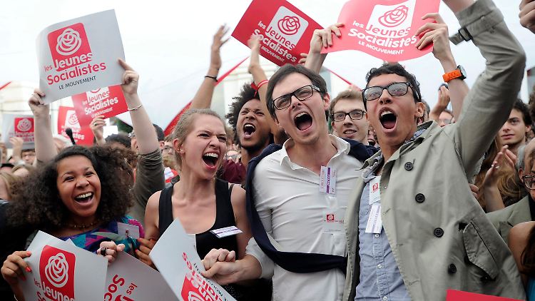 Anhänger der Sozialisten feiern in Paris den deutlichen Wahlsieg der Partei.