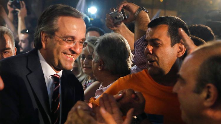 Der Chef der Konservativen, Samaras, wird zu seinem Wahlsieg beglückwünscht.