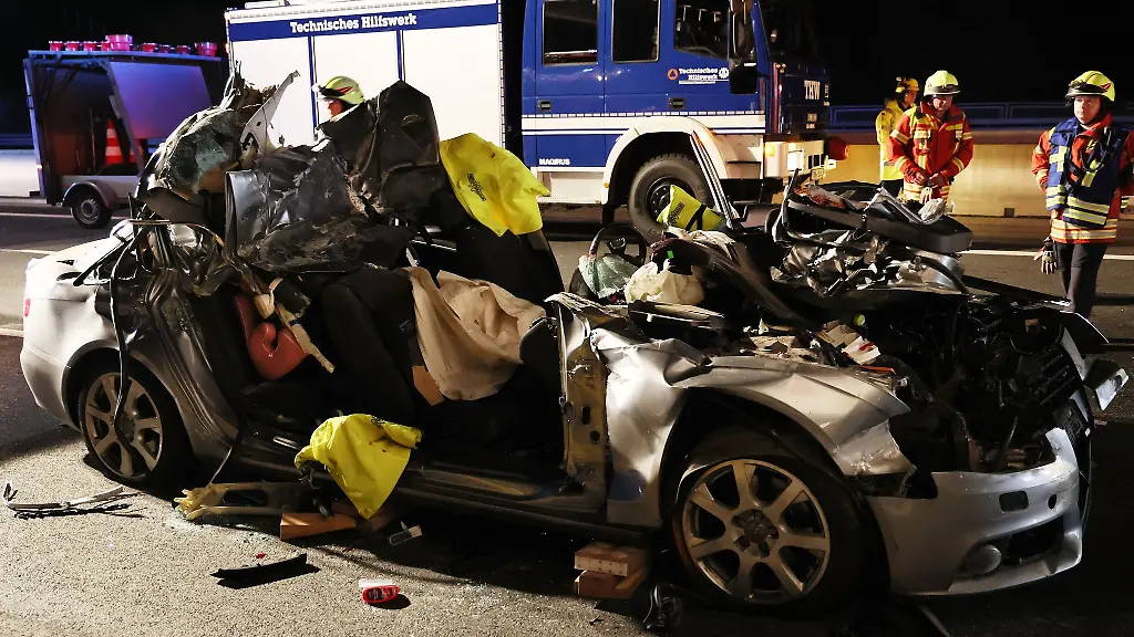 Vier-Menschen-darunter-ein-einjaehriges-Maedchen-wurden-schwer-verletzt-als-ihr-Auto-unter-einen-Lastwagen-geriet