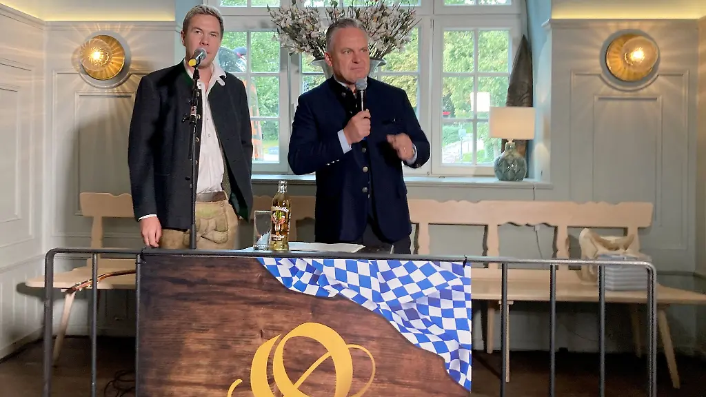 Der-Liedermacher-Oimara-alias-Beni-Hafner-und-Wiesn-Chef-Christian-Scharpf-SPD-freuen-sich-auf-die-Wiesn