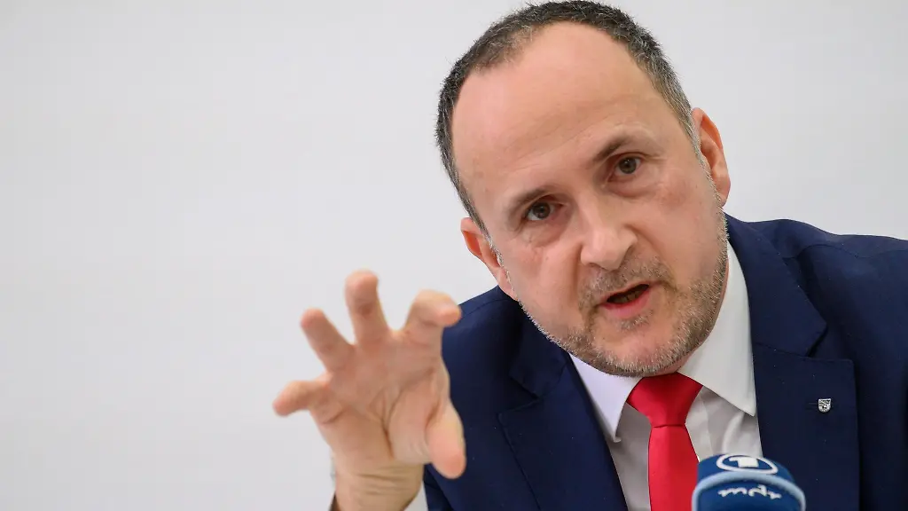 Rechnungshofpraesident-Kay-Barthel-stellt-den-Bericht-zum-Haushalt-des-Landes-vor