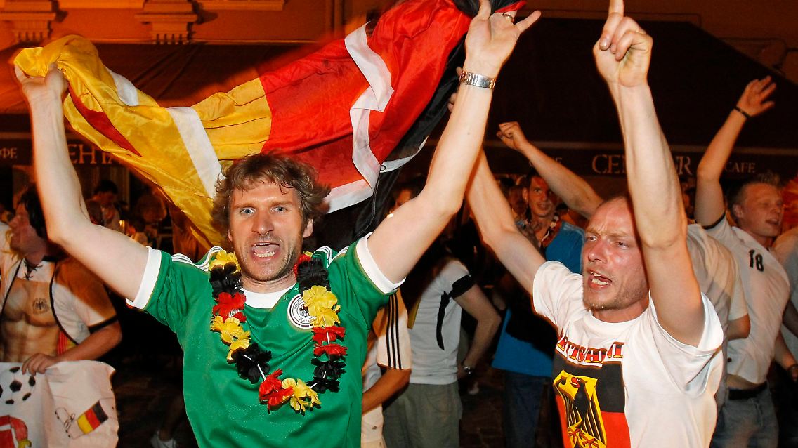 2012-06-18T001804Z_01_GAR32_RTRMDNP_3_SOCCER-EURO.JPG6961129939826817025.jpg