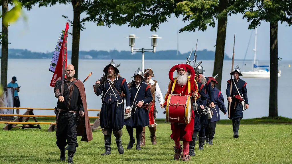 Die-Stralsunder-erinnern-an-den-Wallensteintagen-an-den-Dreissigjaehrigen-Krieg-unter-anderem-durch-den-traditionellen-Festzug-in-historischen-Gewaendern-am-Freitag