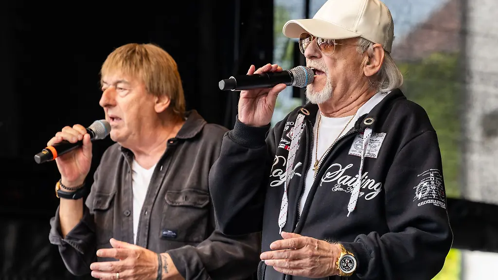 Die-Brueder-Bernd-l-und-Karl-Heinz-Ulrich-bekannt-als-Schlagerduo-Die-Amigos-feiern-einen-grossen-Erfolg