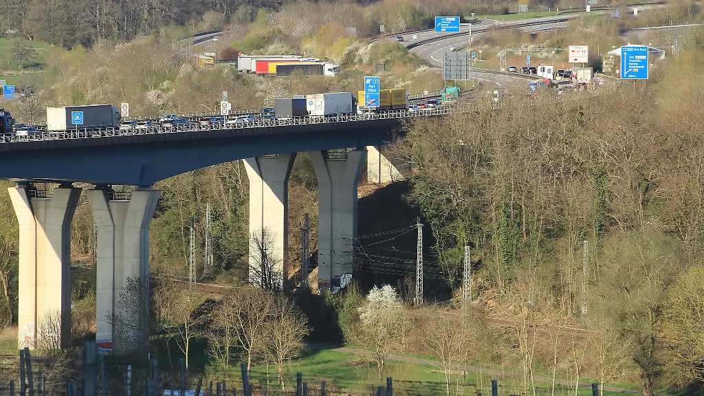 Die-Moselbruecke-bei-Schengen-soll-ab-Montag-nur-einspurig-befahren-werden-koennen