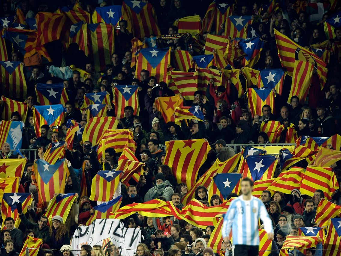 Zeigen Flagge: Katalanische Fans in Barcelona.