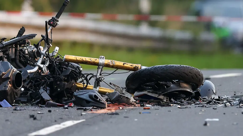 Beide-Motorradfahrer-starben-noch-am-Unfallort