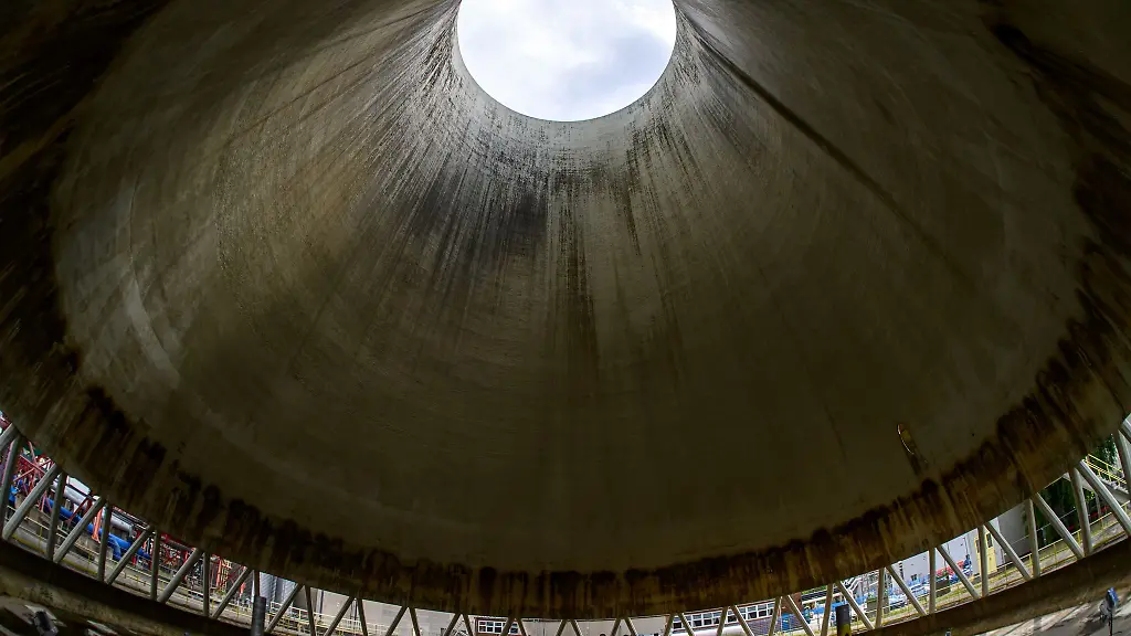 Ehemaliger-Kuehlturm-als-Klangraum-Das-Festival-Begehungen-lockt-derzeit-Tausende-Besucher-mit-zeitgenoessischer-Kunst-auf-das-Gelaende-des-stillgelegten-Braunkohle-Kraftwerks-in-Chemnitz