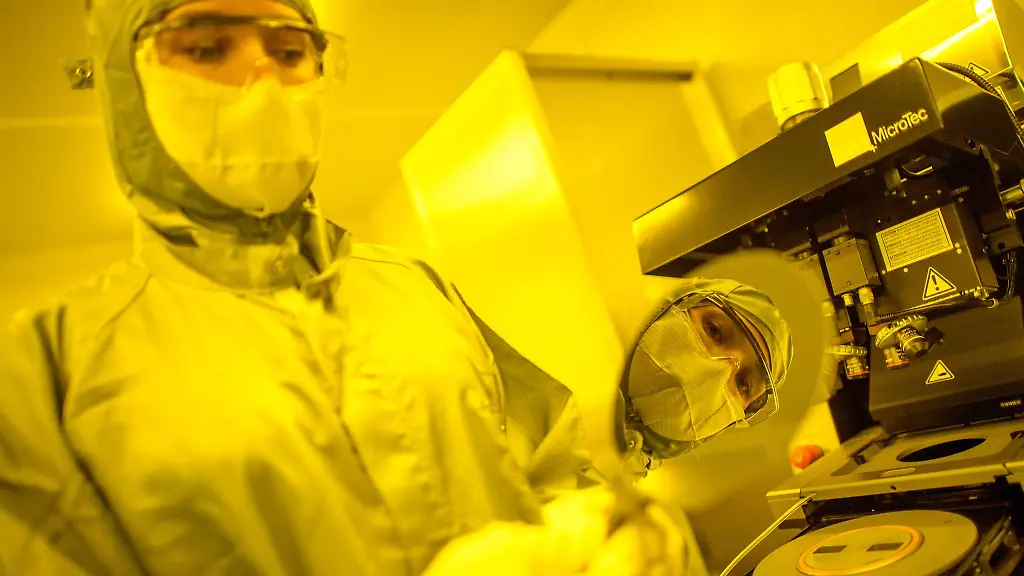 Mit-der-Ankuendigung-zur-Ansiedlung-legte-auch-die-Universitaet-neue-Ausbildungen-fuer-die-Mikrotechnolgie-auf