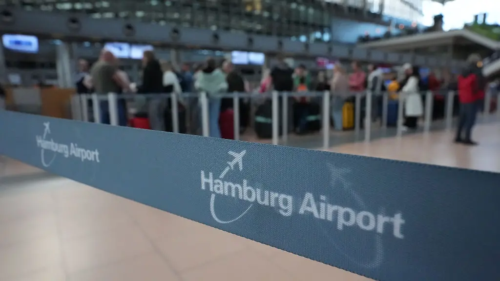 Zum-Ferienstart-laeuft-der-Betrieb-am-Hamburger-Flughafen-reibungslos-auf-A1-und-A7-stehen-Autofahrer-im-Stau