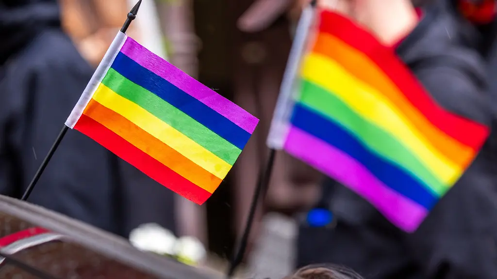 Vielfalt-Gleichberechtigung-Toleranz-das-symbolisiert-die-Regenbogenfahne-beim-Christopher-Street-Day