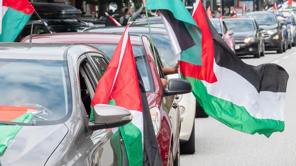 Die-Demonstranten-forderten-ein-Ende-der-Waffenlieferung-an-Israel-und-mehr-humanitaere-Hilfe-fuer-die-Zivilbevoelkerung-im-Gazastreifen