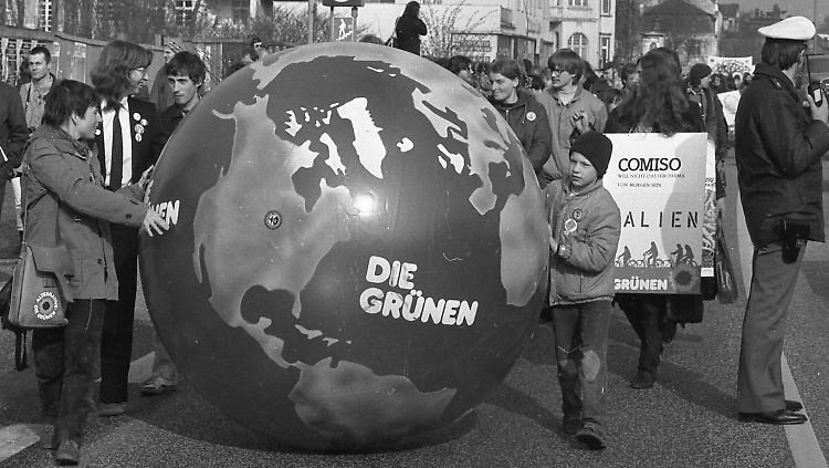 1983 zogen die Grünen in den Bundestag ein. Sie machten nicht nur mit ihren Aktionen auf sich aufmerksam, sondern auch mit ihrer Jugendlichkeit.