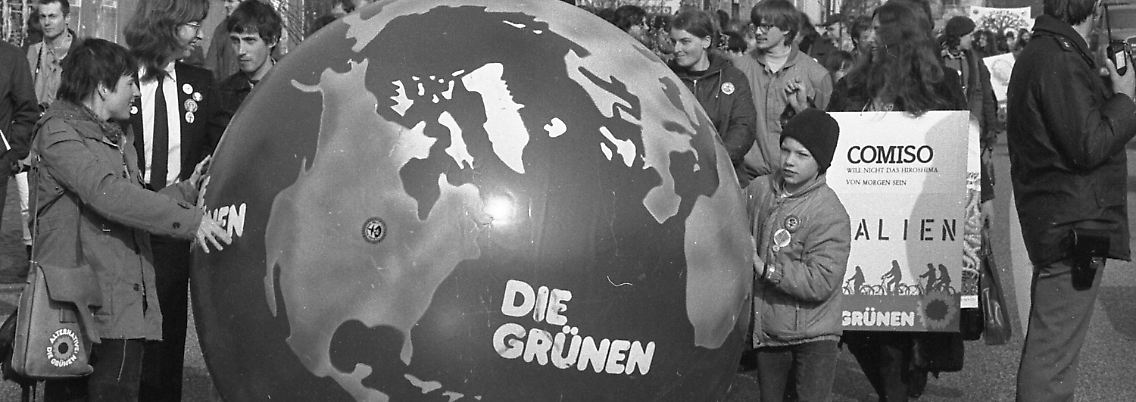 1983 zogen die Grünen in den Bundestag ein. Sie machten nicht nur mit ihren Aktionen auf sich aufmerksam, sondern auch mit ihrer Jugendlichkeit.