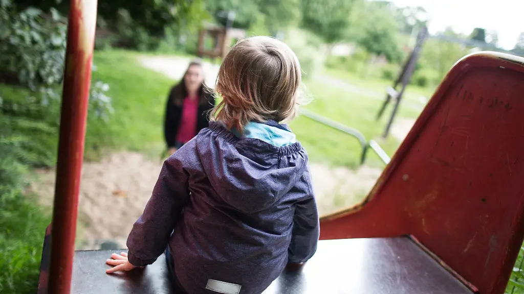 Wenn-Geld-und-Zeit-nicht-fuer-einen-Urlaub-reichen-bleibt-fuer-Alleinerziehende-mit-Kind-oft-nur-der-Spielplatz-im-Wohnviertel