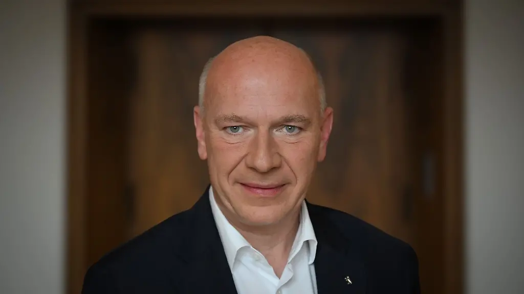 Berlins-Regierender-Buergermeister-Kai-Wegner-hat-das-Smartphone-im-Urlaub-nicht-staendig-griffbereit