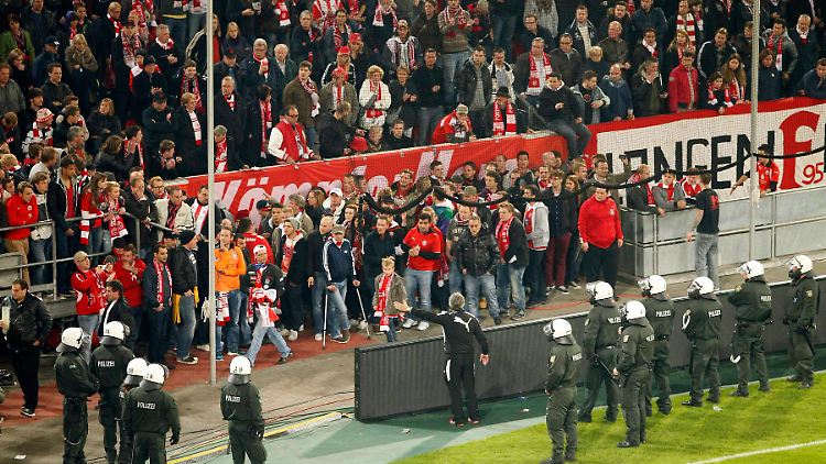 Der Aufreger: Das Relegationsspiel war noch gar nicht beendet und doch verließen die Fortuna-Fans schon ihre Plätze.