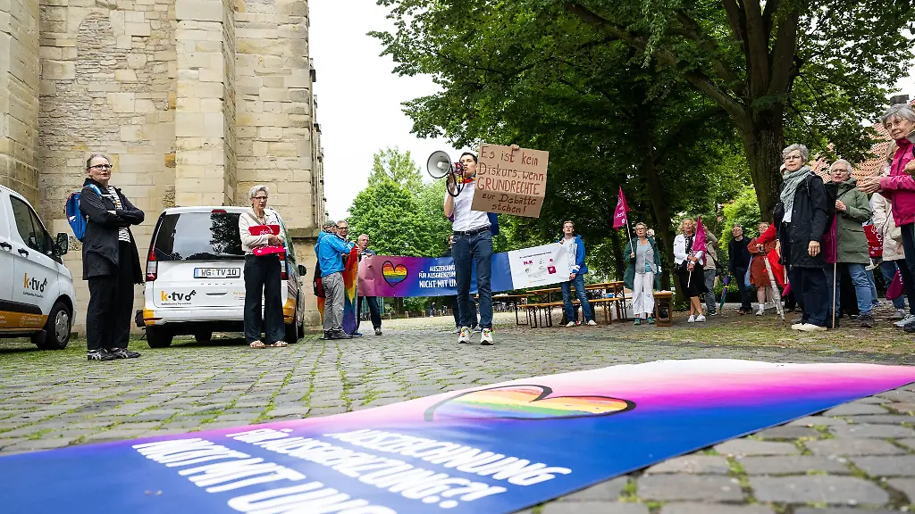 Mit-Fahnen-und-Plakaten-haben-sich-die-Demonstranten-postiert