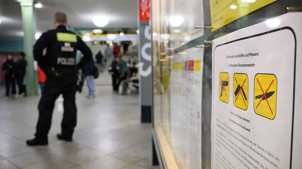 Am-ersten-Tag-des-Messer-und-Waffenverbots-in-allen-Berliner-Bahnen-und-Bussen-beschlagnahmte-die-Polizei-elf-Messer-Archivbild