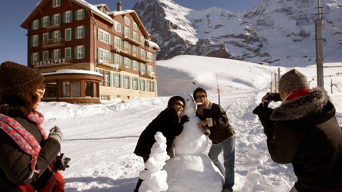.. freut auch Touristen aus Thailand. (hier auf dem "Kleinen Scheidegg" bei Grindelwald, Schweiz)
