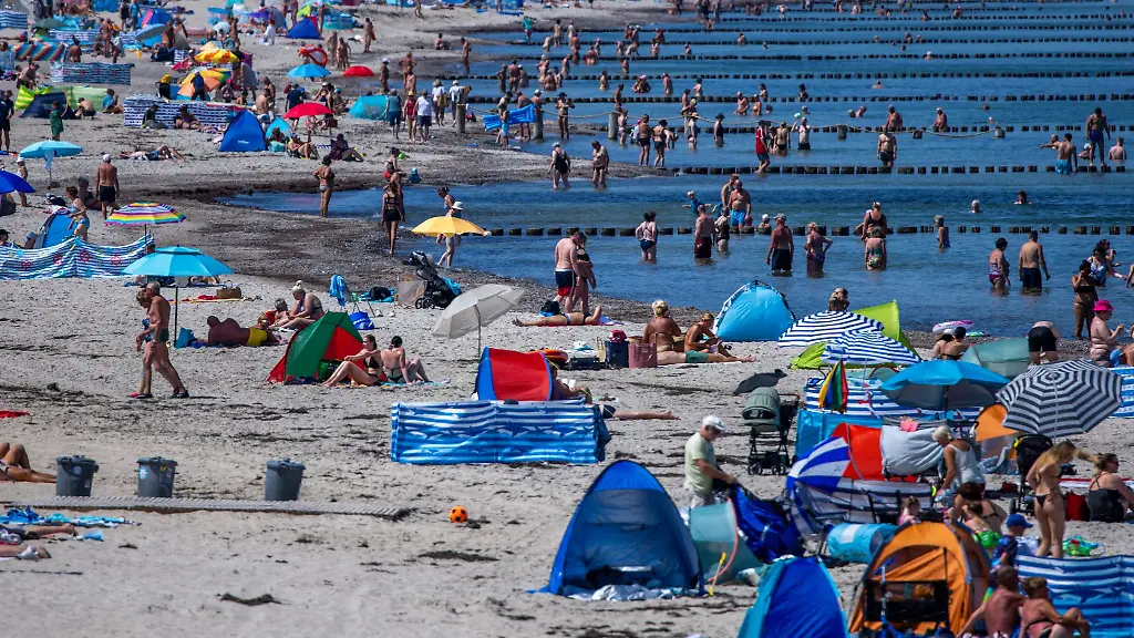 Waehrend-es-viele-Menschen-aus-Hamburg-in-den-Sommerferien-ans-Meer-zieht-kann-sich-gut-jeder-Fuenfte-einen-einwoechigen-Urlaub-nicht-leisten-Symbolbild