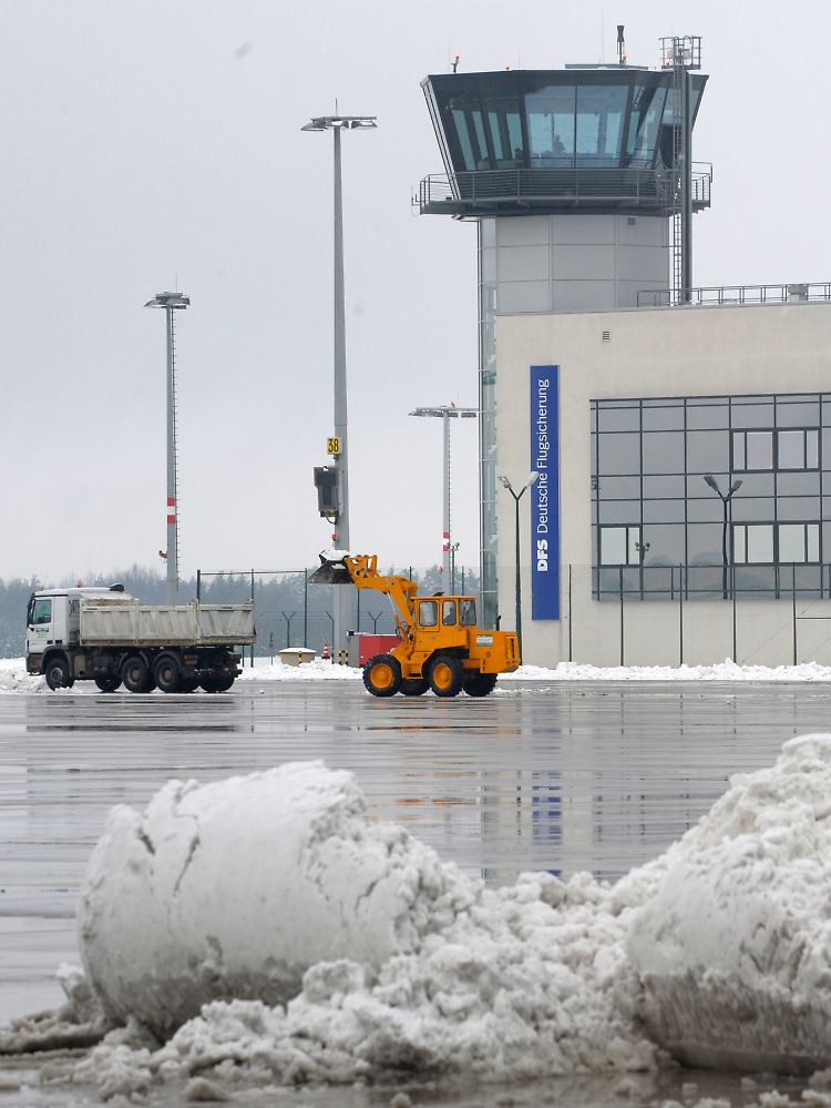 Nach acht Stunden Sperre durch starken Schneefall wurden das Dresdner Flughafengelände wieder geräumt...
